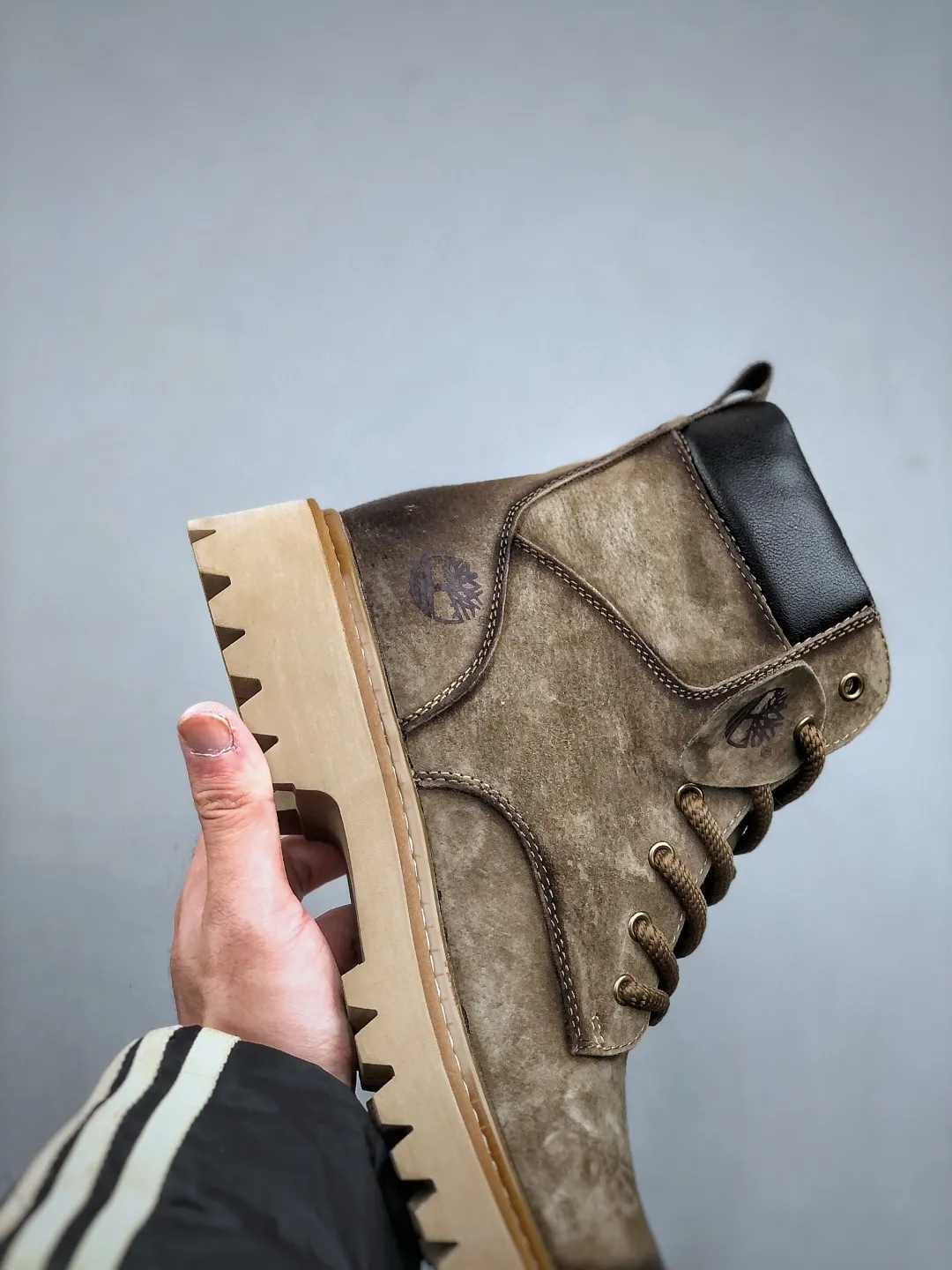 Local 💰640 supports store opening new goods 🚀 #Timberland Timberland/Timberland new autumn and winter products essential outdoor leisure rhubarb boots series for autumn and winter #Guangdong Dachang quality original box original packaging fashion trend matching fabrics made of Italian 🇮🇹 top matte fine-grained cowhide lightweight outsole with anti-odor and anti-corrosion genuine leather latex insoles from outsole to hardware are made from OEM raw materials Same as the original Goodyear's never-opening glue process. Good products don't kill pigs. The quality of the first order is strictly controlled. Exclusively released on the entire network. The quality is beyond doubt. The full set of official website unified packaging gives you a perfect wearing experience. The quality is exquisite and durable. A must-have for sportsmen. Specializes in not looking handsome. High-quality feet feel first-class. This winter, it is specially used for outdoor cold protection. Daily casual matching. Size: 38-44 (leather shoe size)